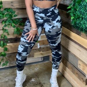 Chic Camouflage Women's Leggings